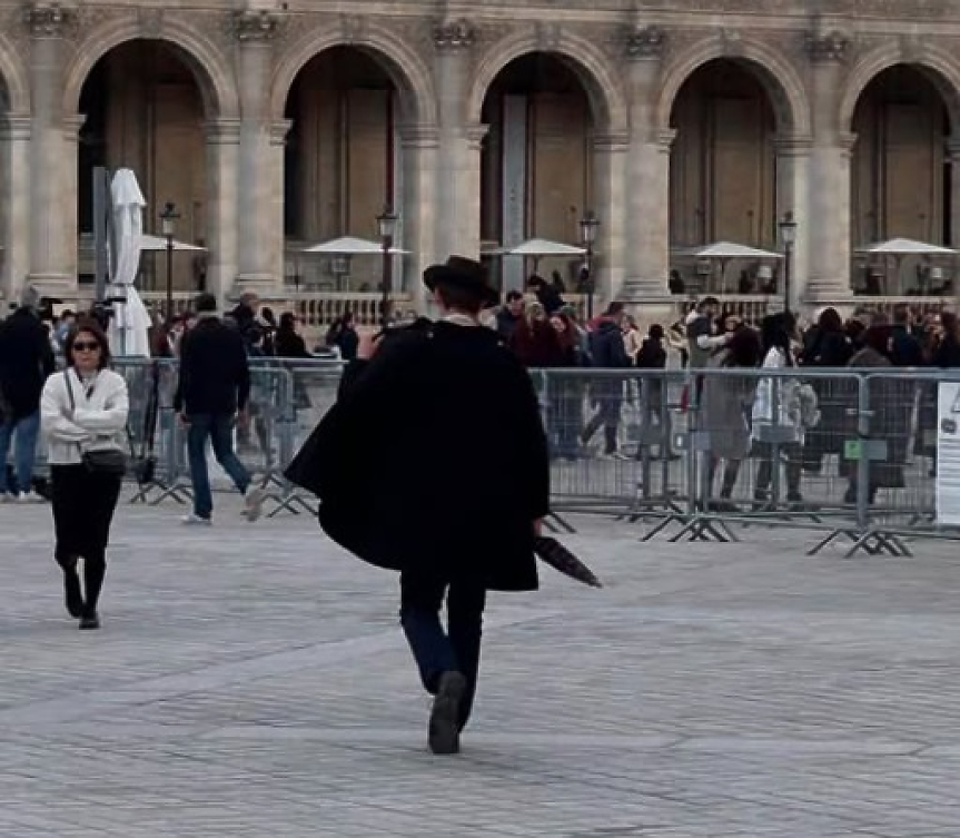 Кой е стилно облеченият мъж от популярната снимка от деня на обира на Лувъра?