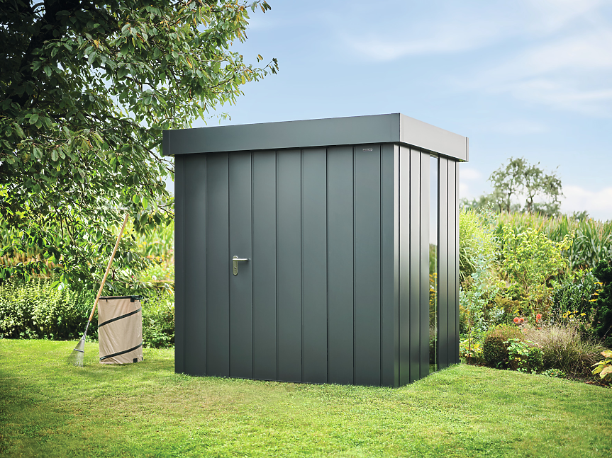 По желание къщичката за градински инструменти Juno може да бъде оборудвана с остъкление до земята. Големите прозорци от многослойно защитно стъкло с дебелина 4 mm (VSG) осигуряват естествена светлина и уютна и светла атмосфера.