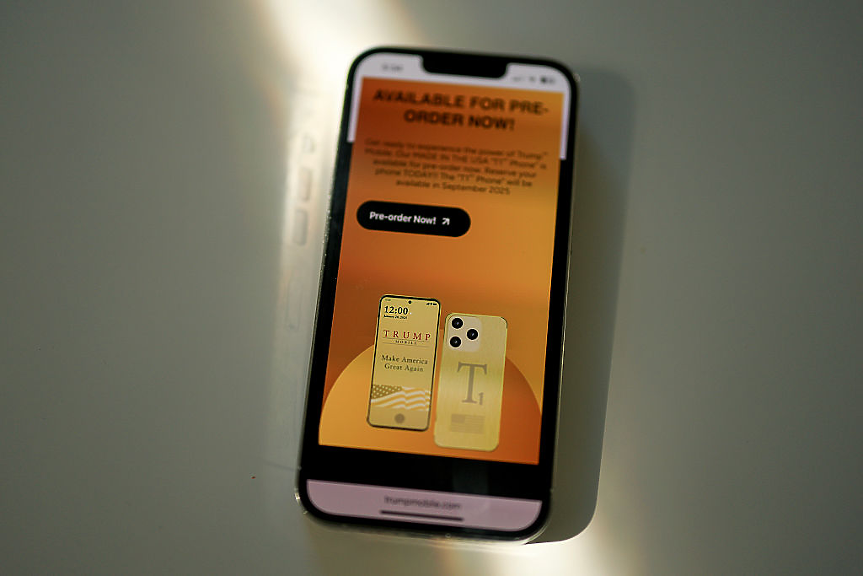 Смартфонът на Тръмп все още не може да стигне до клиентите