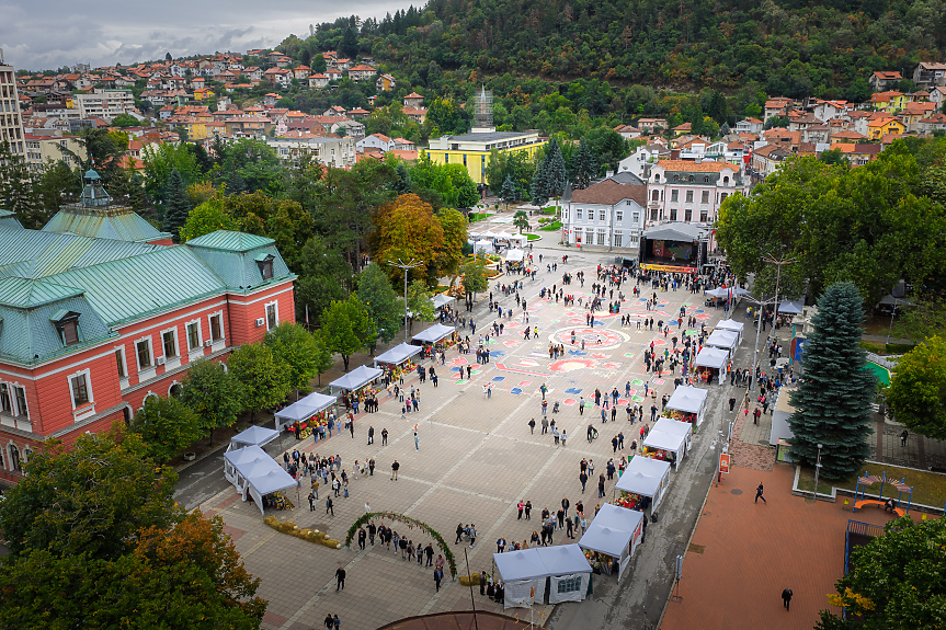 Кюстендил премахва 100 места от платената си зона за паркиране