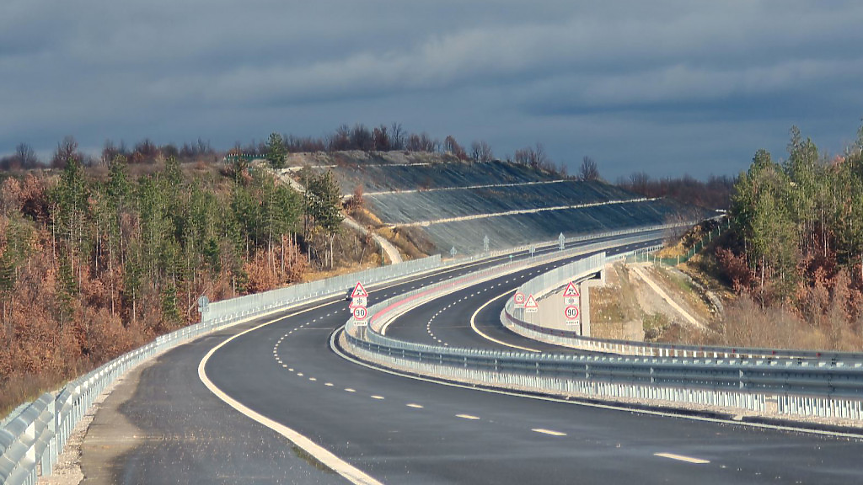 Още 3 км от магистрала Хемус откриват днес (снимки)