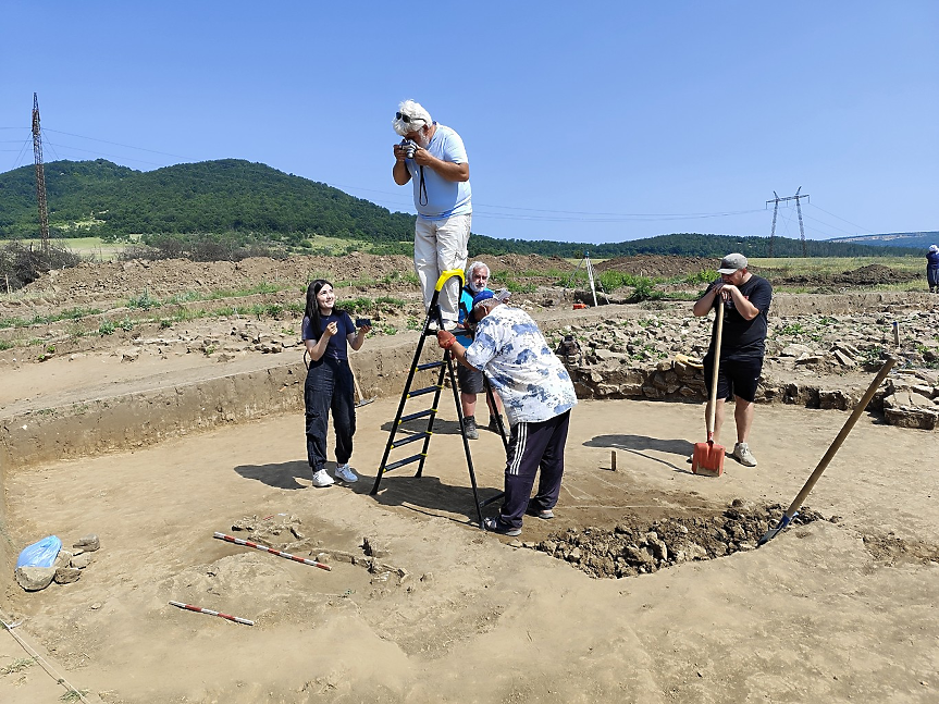 Раннохристиянска базилика и средновековно гробище откриха при разкопки по трасето на газопровод край Бургас