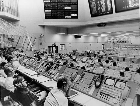 07.12.1972 г.: Изстреляна е последната пилотирана мисия до Луната - Аполо 17