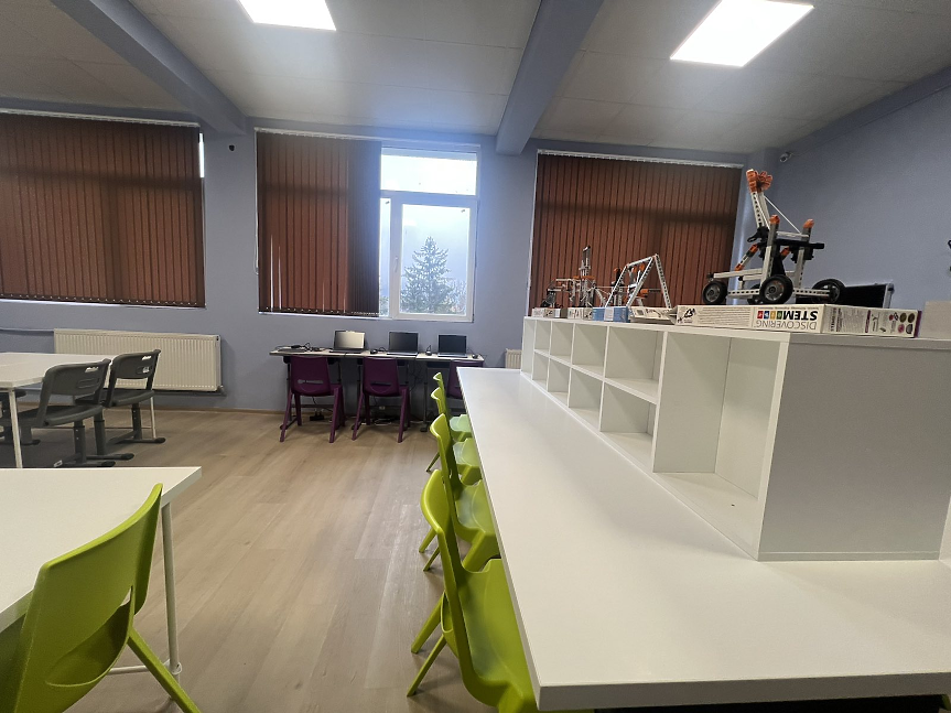 Професионалната гимназия по техника и мениджмънт „Христо Ботев“ в Ботевград е с изцяло обновена база и нов STEM център; ©МОН