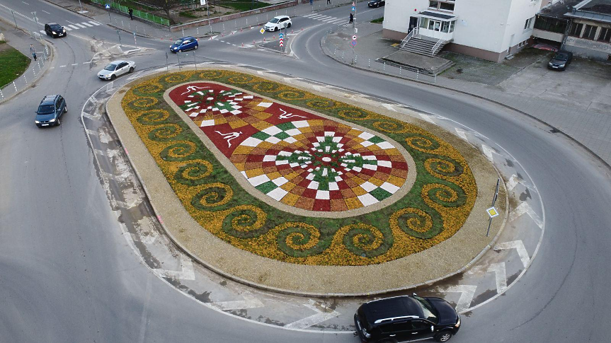 Многоцветна мозайка от растения преобрази кръгово в Стара Загора; ©Община Стара Загора