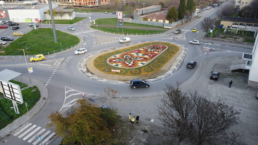 Многоцветна мозайка от растения преобрази кръгово в Стара Загора; ©Община Стара Загора