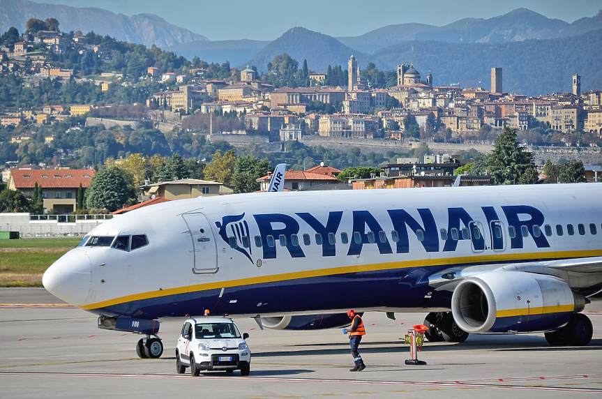 Какви заплати получават стюардесите на Ryanair през 2025 г.