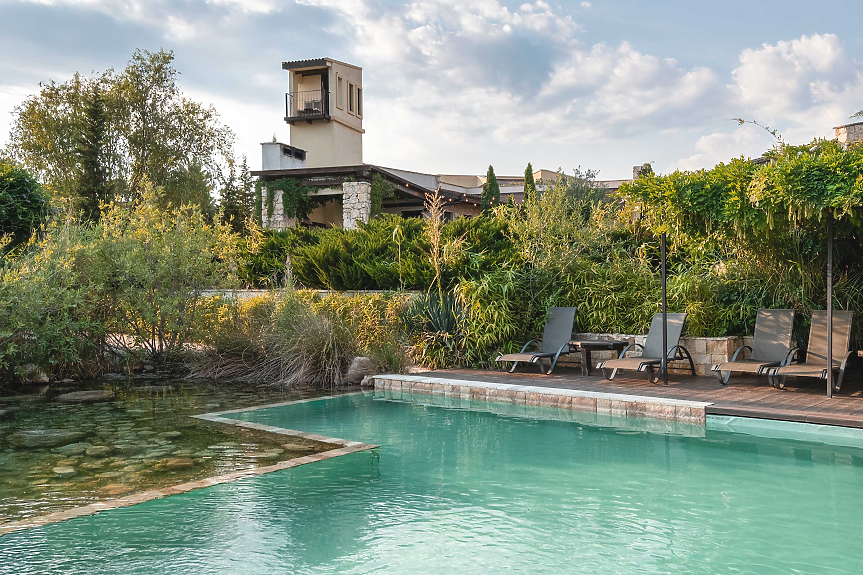 AYA придоби винарната Zornitza Family Estate, планира и създаване на конюшня