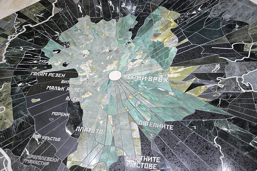 Мозайка, планирана за поставяне на Витошка, откриха в Общинския културен институт в Красно село (снимки)