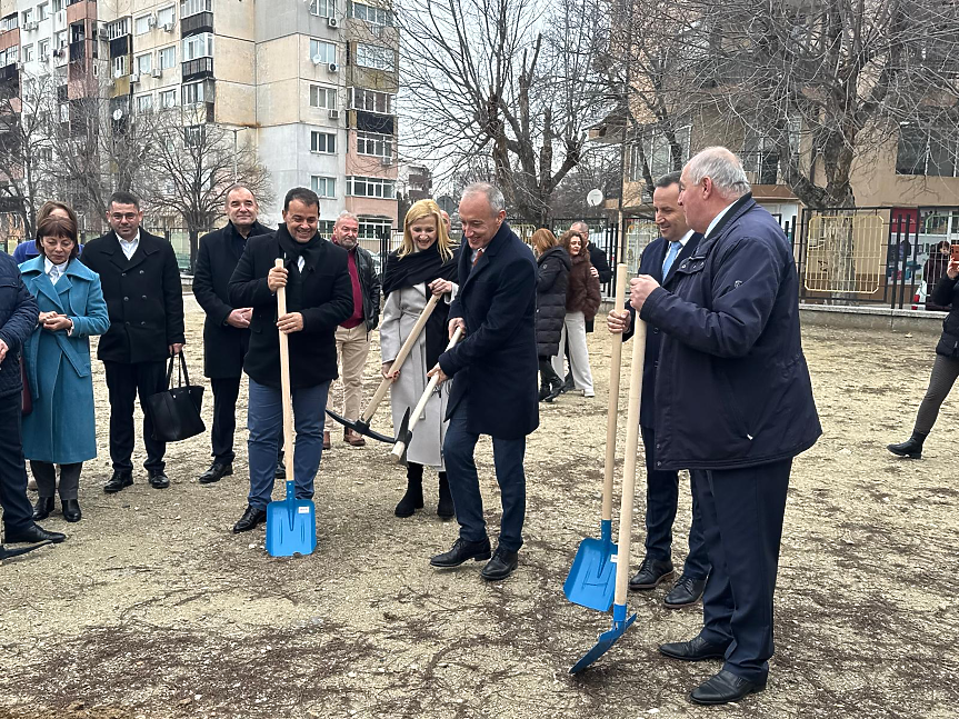 Строят над 100 физкултурни салона в училища в страната