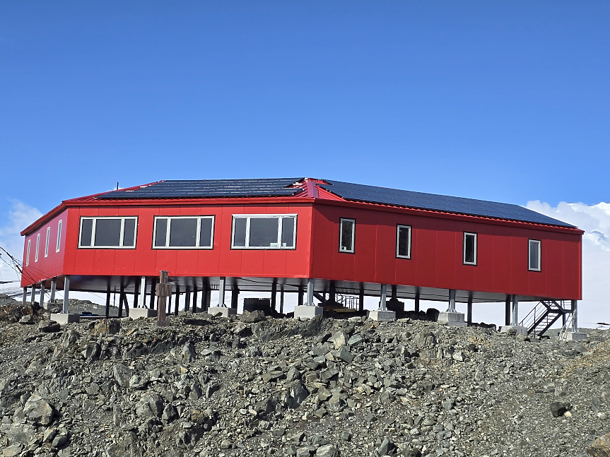 Пазарджишки мебелист ще обзаведе базата на България на Антарктида