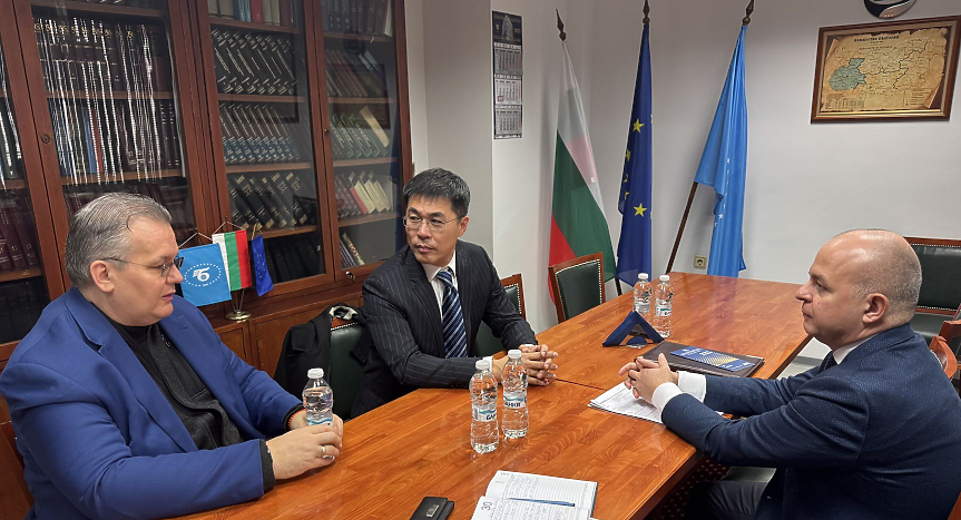 &nbsp;
Заместник-председателят на БТПП д-р Васил Тодоров разговаря с Ли Юан, изпълнителен директор на китайската компания Martinger Industrial Technology;&nbsp;©БТПП