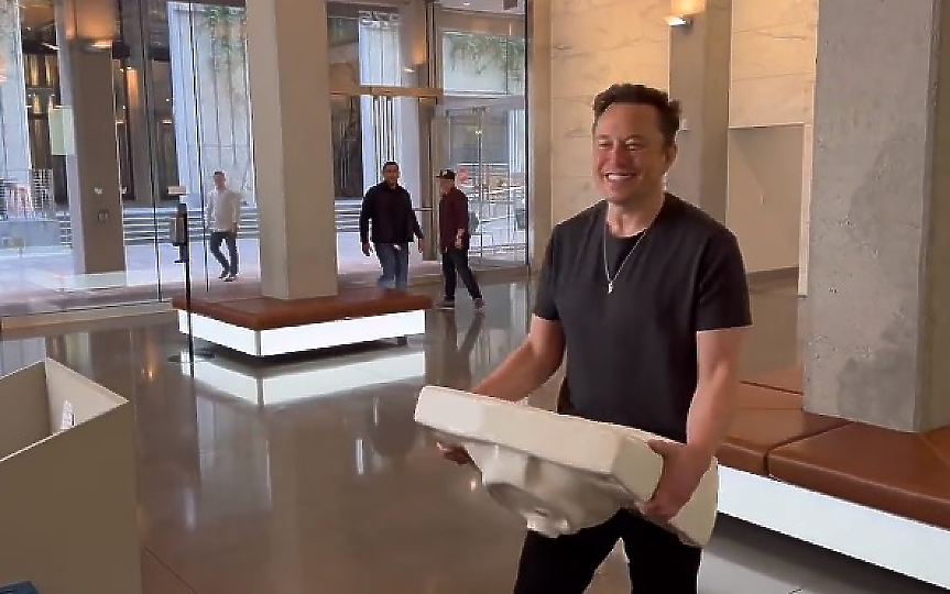 Grok на Илон Мъск вече не може да разсъблича истински хора