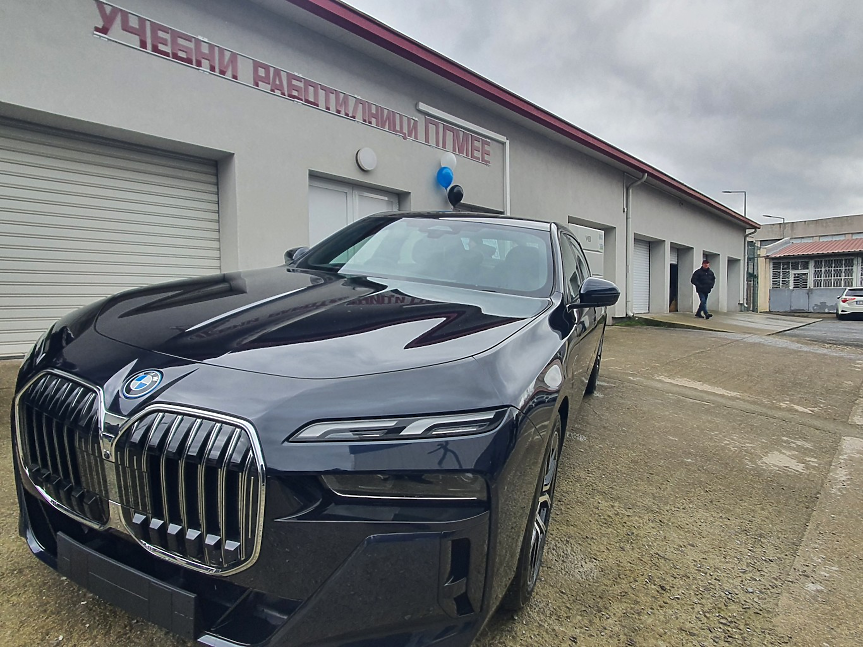 BMW 750e в клас: Бургаски ученици ще се обучават на хибрид от последно поколение