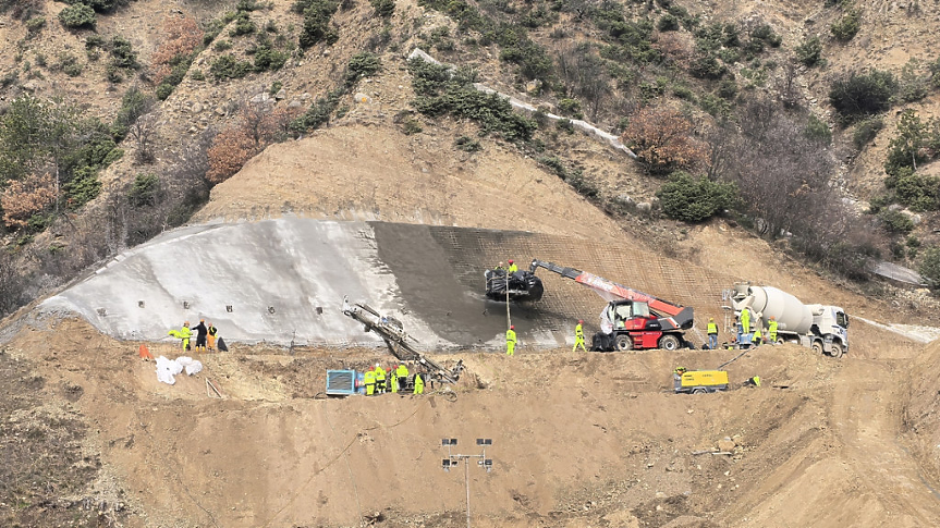 Строителството на обходния път на Кресна, част от автомагистрала „Струма“, вече е в ход; ©АПИ