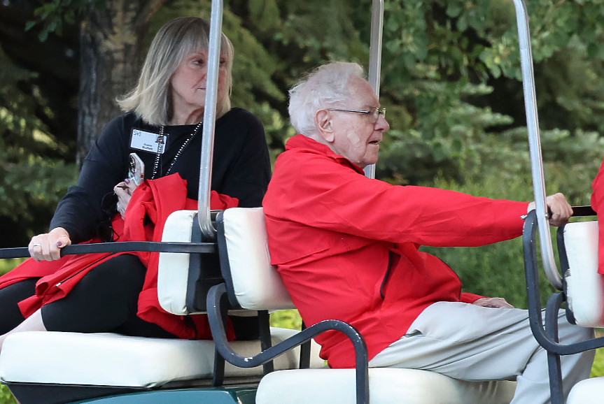 Последните инвестиции на Бъфет начело на Berkshire: ⬇️ Apple, ⬆️ The New York Times