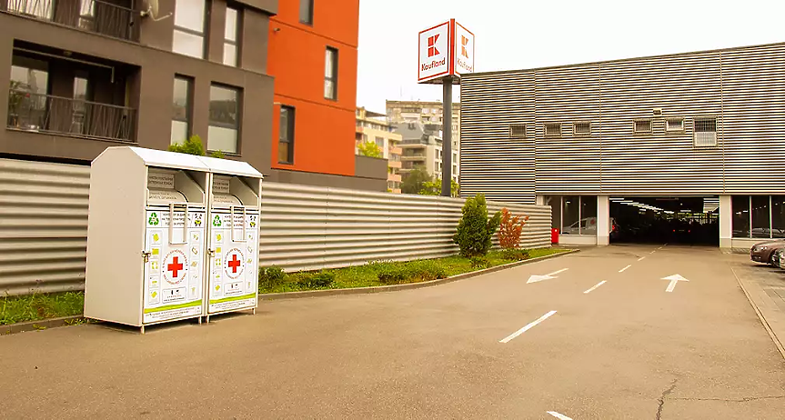 Контейнер за текстил на паркинга на магазин на Кауфланд; Кауфланд България