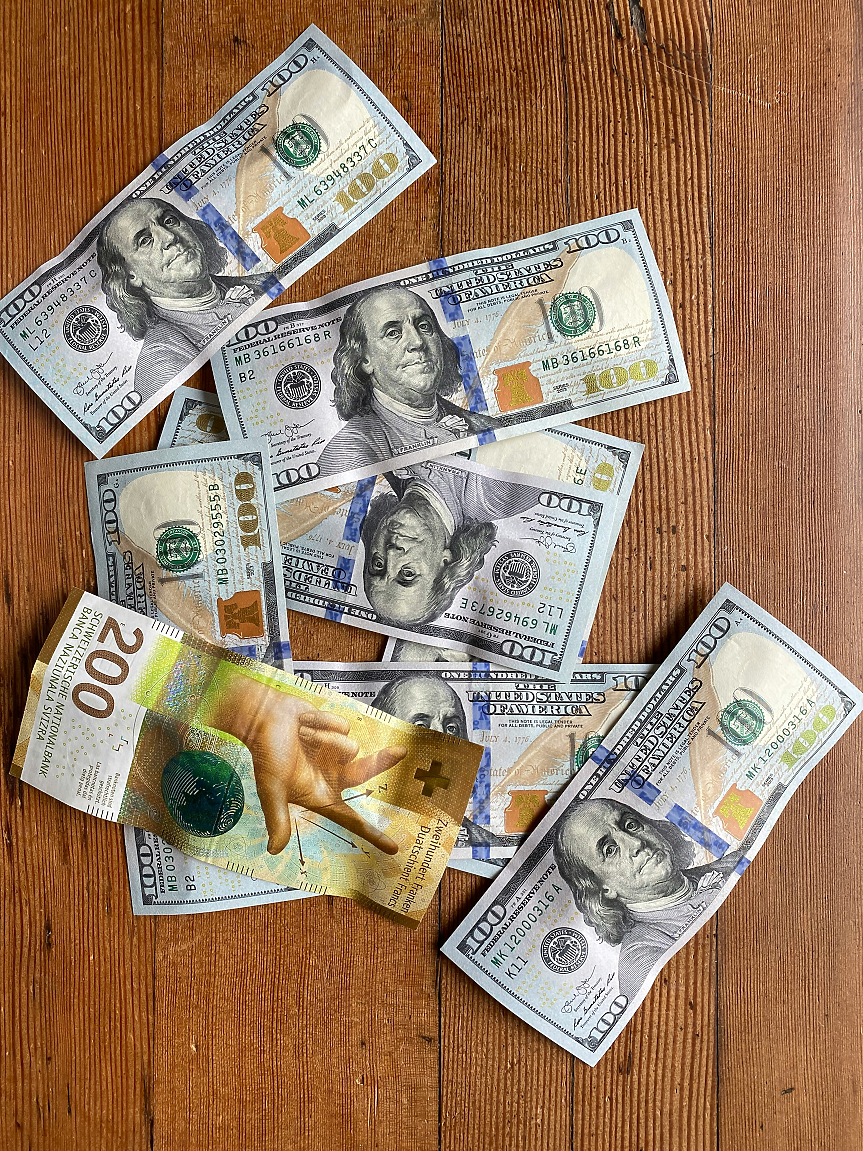 Валути убежища в криза: Какво се случва с долара, йената и швейцарския франк?