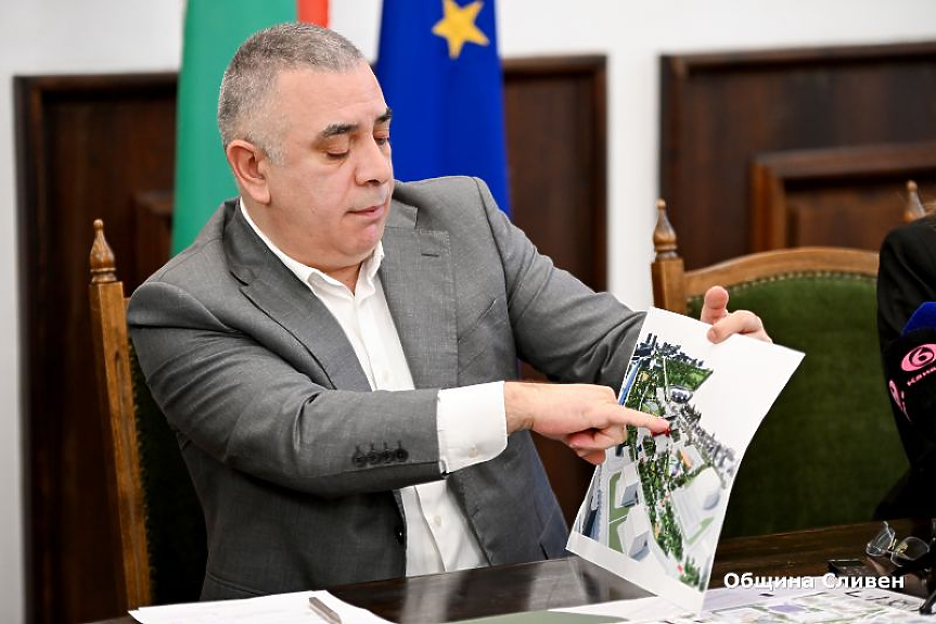 Кметът на Сливен Стефан Радев показва мястото на новия парк; ©Община Сливен