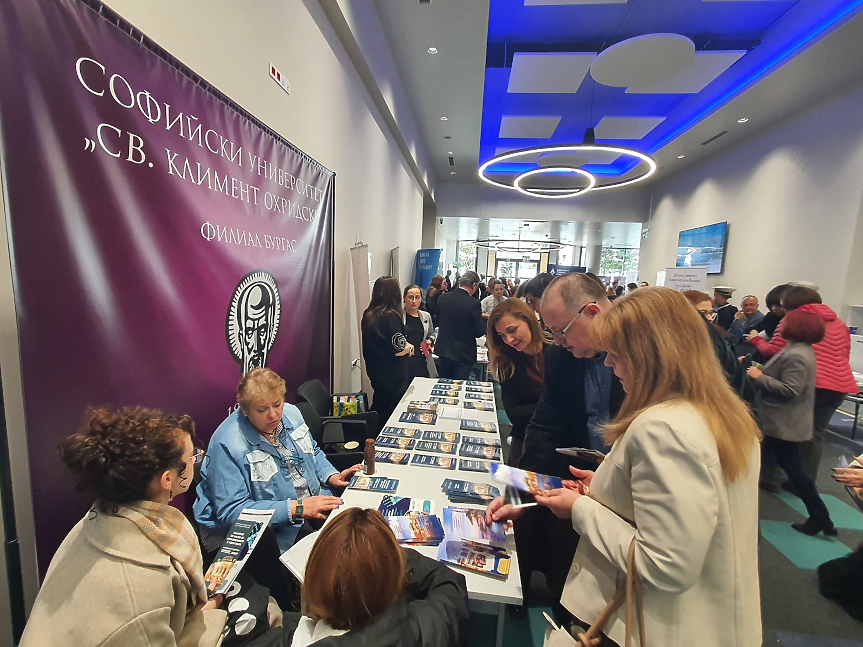 16 университета представиха нови специалности на образователен форум в Бургас