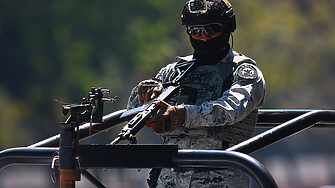 Мексико изпрати хиляди военни, за да спре насилието след смъртта на наркобос