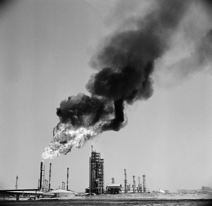 Заради нападение с дрон: Саудитска Арабия затвори една от най-големите си рафинерии