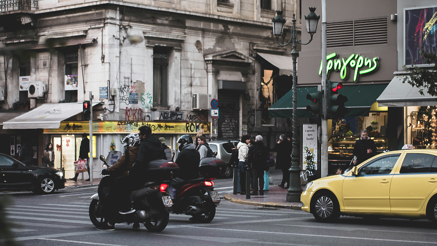 Таксиметрови шофьори в Гърция се готвят за безсрочна стачка, летищни блокади  