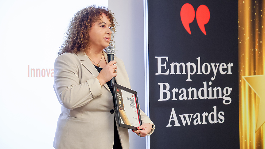 Виктория Лазарова, мениджър „Развитие на търговската мрежа"&nbsp;в&nbsp;Yettel, получава наградата за "Innovation in Talent Education"