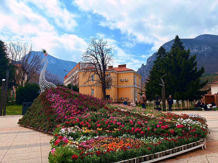 Враца с празнична украса за Великден; ©Община Враца