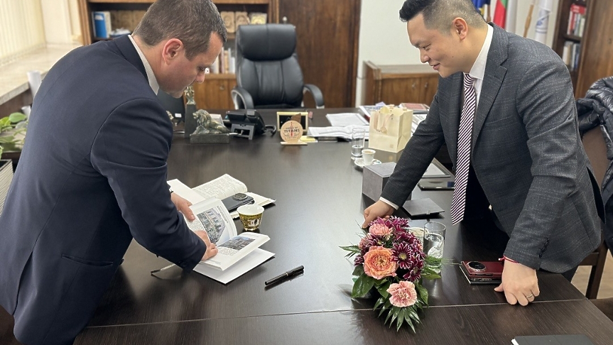 Кметът на Русе Пенчо Милков и изпълнителният директор на Хуауей Технолоджис България Лий Дзъмин проведоха работна среща, посветена на новите технологии, AI и концепцията за умен град; ©Община Русе