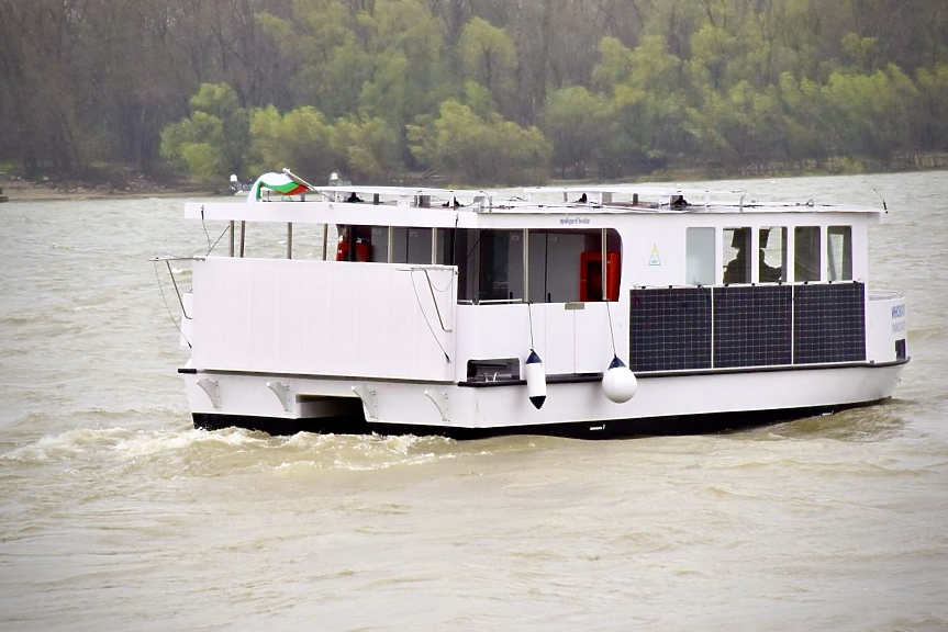 Нов екологичен катамаран за мониторинг на Дунав осветиха в Русе