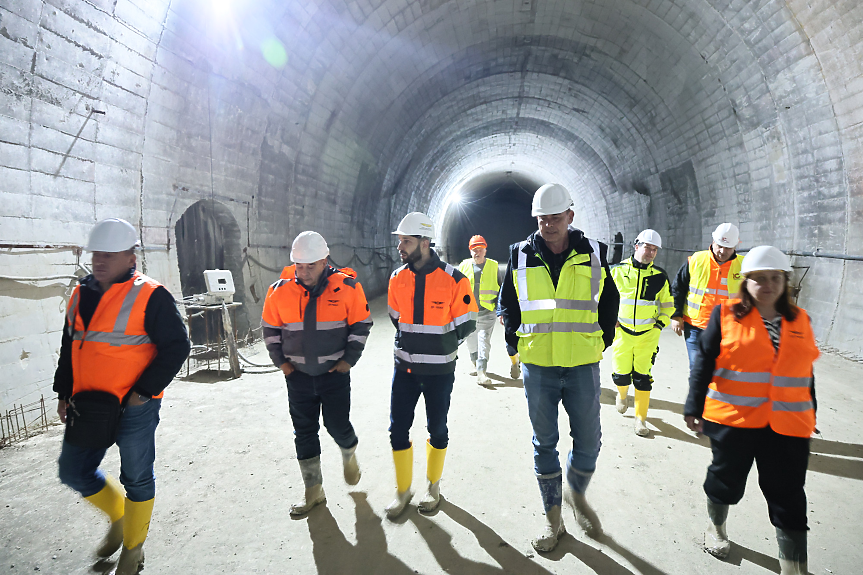 След 39 г. работа: Остават 90 м до прокопаването най-дългия двупътен жп тунел на Балканите