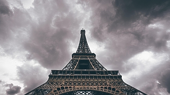 Айфеловата кула с нова атракция - висящ мост между колоните й