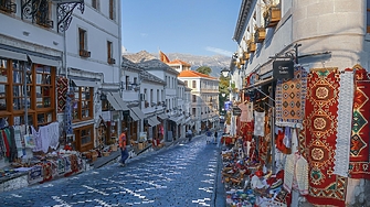 Средната заплата в Албания гони €900: В кои сектори плащат най-много?