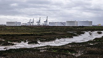 ЕС облекчава изискванията и настоява за ранно попълване на газовите хранилища  