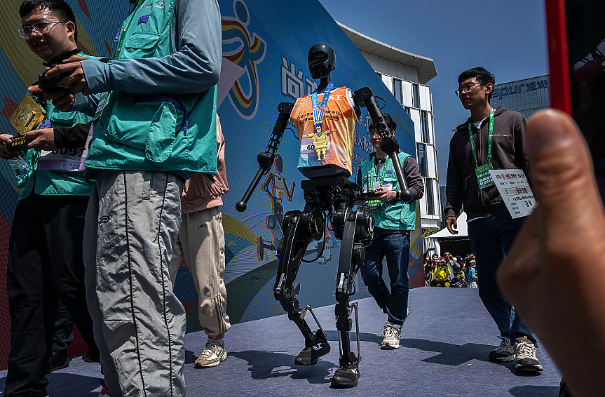 Над 100 хуманоидни робота се готвят за полумаратон в Китай (видео)