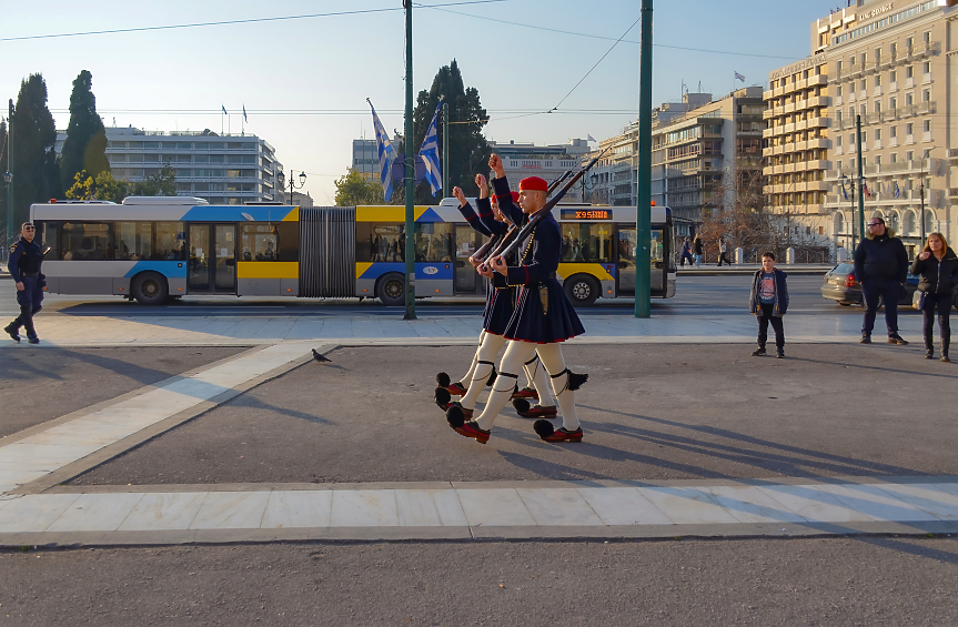 Гигантски кораб достави 125 нови електрически автобуса за градския транспорт в Гърция