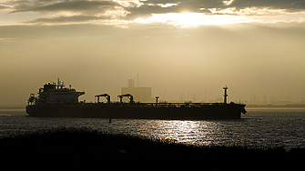 Как най-богатият корабен магнат се опитва да завладее пазара на супертанкери?