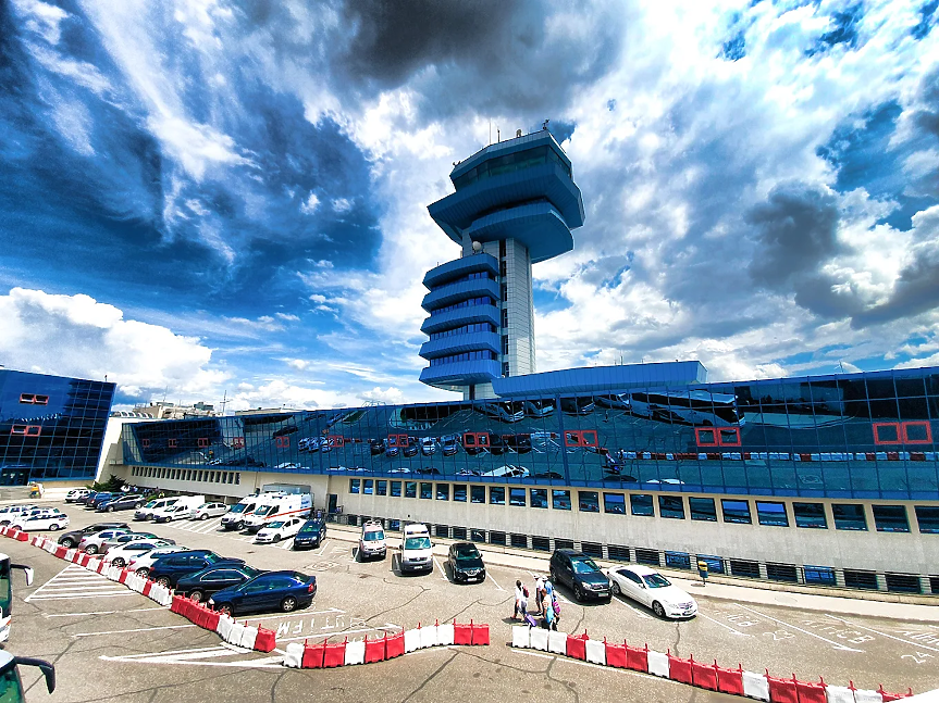 Две български компании в търг за ремонт на пистата на най-натовареното летище в Букурещ