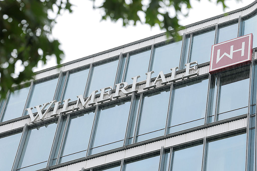 Милиардер оспорва в съда адвокатски хонорари за $35 млн. 