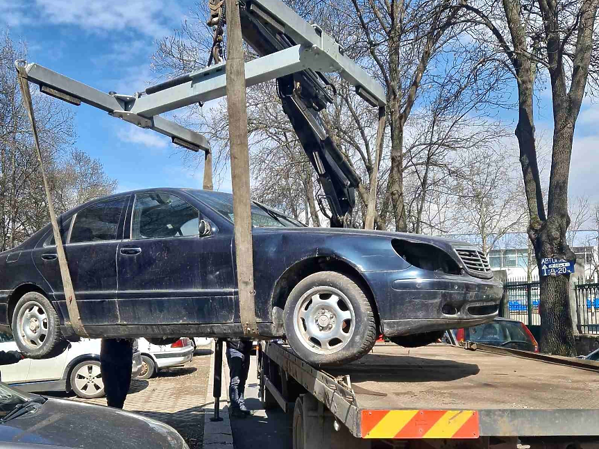 Близо 1000 стари коли в София със стикери за принудително преместване