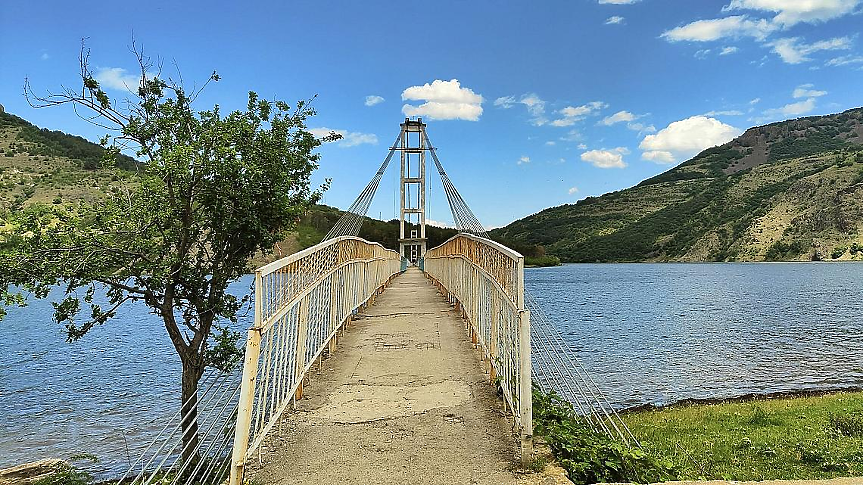 Най-дългият пешеходен въжен мост в България при село Лисиците; ©БДЖ