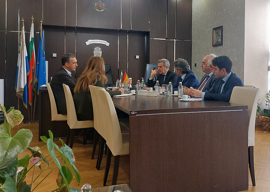 Посланикът на Испания у нас Мигел Алонсо Берио посети Бургас за среща с кмета Димитър Николов; Община Бургас
