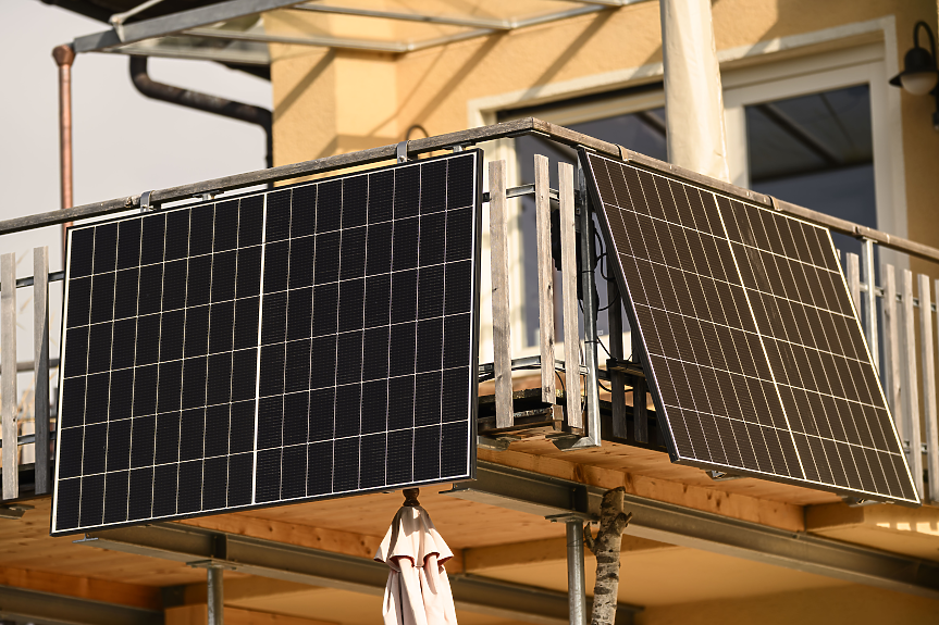 Слънчеви системи за балкони хит в Гърция, намаляват сметките с до 25%