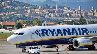 Разследват Ryanair за практиката да таксува родители, за да седят до децата си