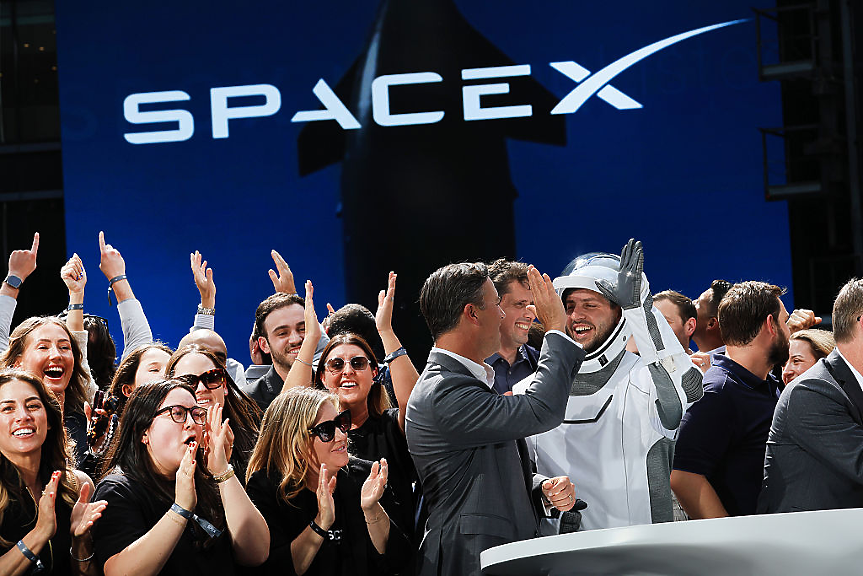 Акциите на SpaceX скочиха с 19% до 161 долара в първия си ден на борсата
