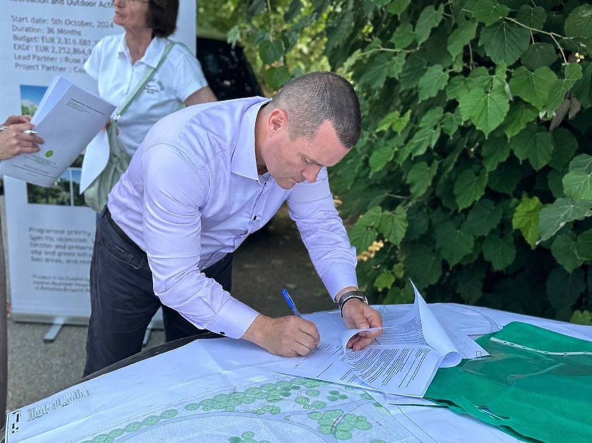 Кметът на община Русе Пенчо Милков официално даде начало на проекта за изграждане на нов парк в квартал „Здравец“; ©Община Русе