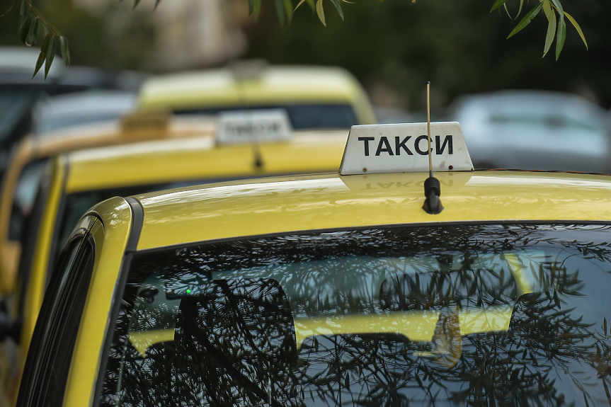 Таксиметровият бранш настоява за право на движение в бус лентите