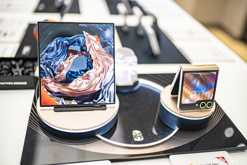 Samsung ще изпревари Apple с първия му сгъваем смартфон с нови модели през юли