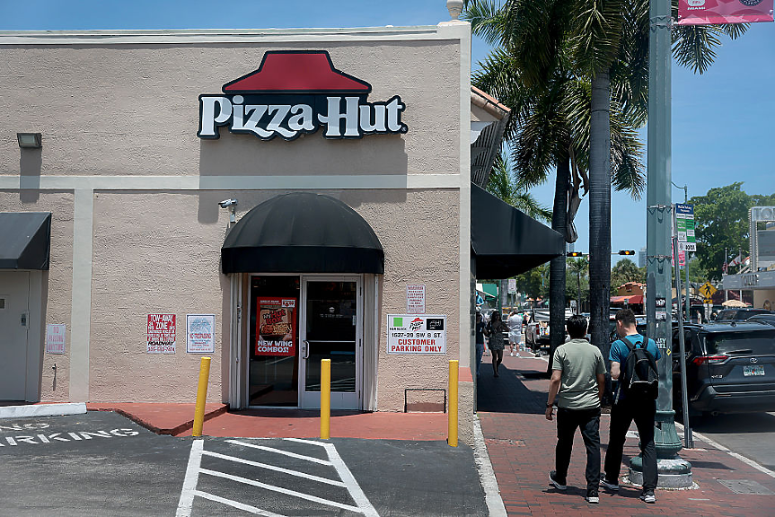 Yum Brands продава Pizza Hut за 2.7 млрд. долара в две отделни сделки